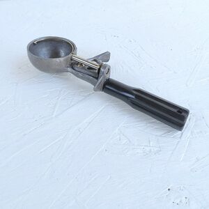 VINTAGE | Metal and Black Ice Cream Parlor Scoop